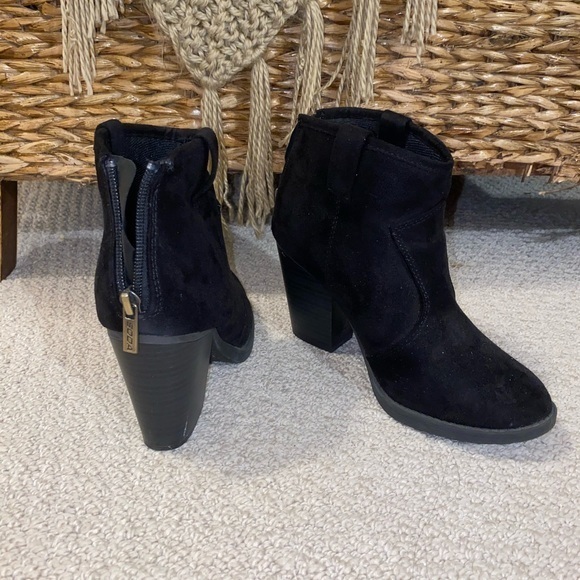 Soda Albert Faux Suede Cowboy Pull-Tab Stacked Heels Ankle Booties Size 6 - Picture 1 of 4